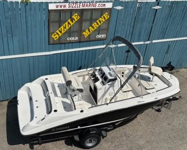 Slide: The Image of 2017 Yamaha Boats 190 FSH Deluxe on trailer at Sizzle Marine, Ohio. - 7
