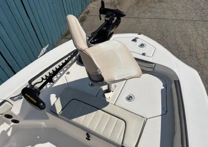 Slide: The Image of 2017 Yamaha Boats 190 FSH Deluxe with a comfortable seating area and fishing equipment. - 8