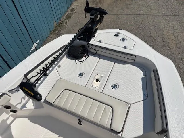 Slide: The Image of 2017 Yamaha Boats 190 FSH Deluxe bow with trolling motor and seating. - 9