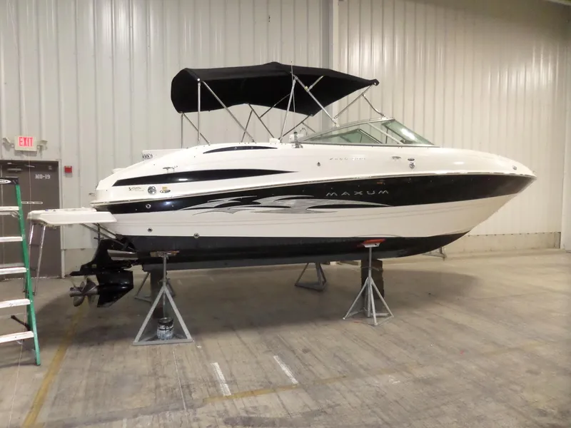 The Image of 2006 Maxum 2400 SR3 boat on stands in indoor storage facility. - 0