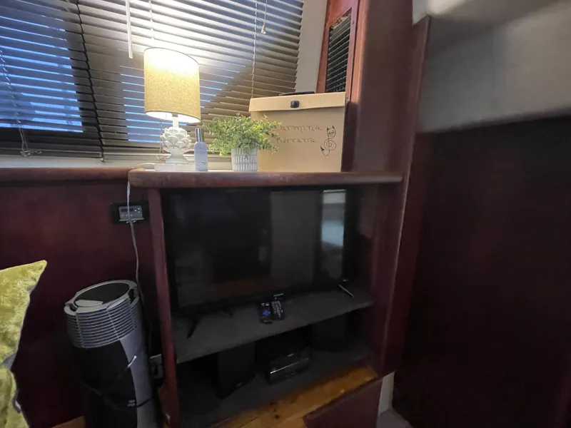 Slide: The Image of 1992 Carver 33 Aft Cabin MY interior with TV, lamp, and decor. - 23