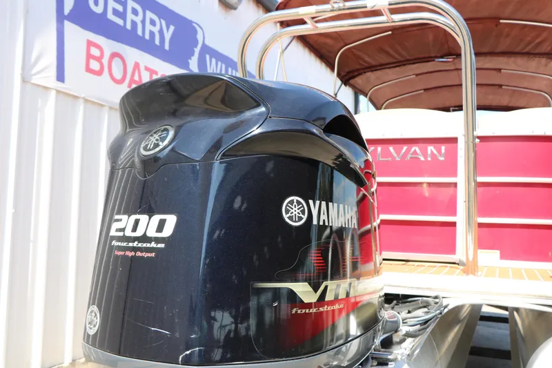 Slide: The Image of Humminbird Helix 5 fish finder on a 2013 Sylvan Mirage 8522 boat. - 33