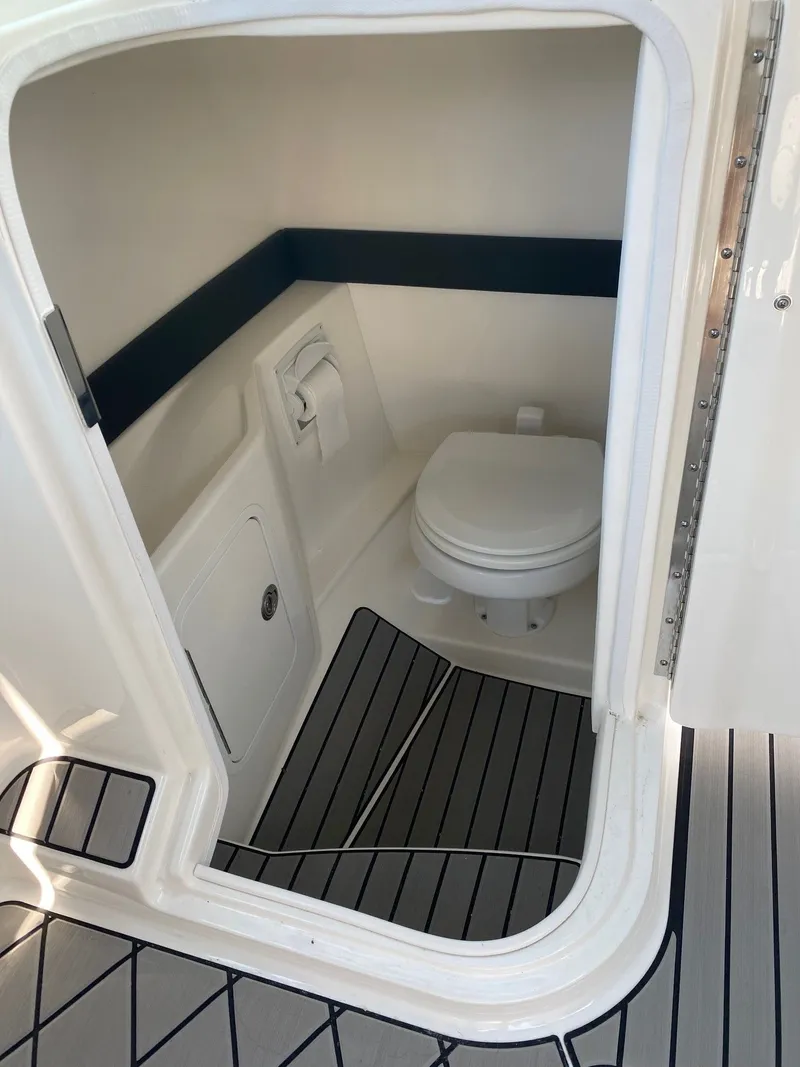 Slide: The Image of Sea Ray SLX 260 Outboard 2023 - 11