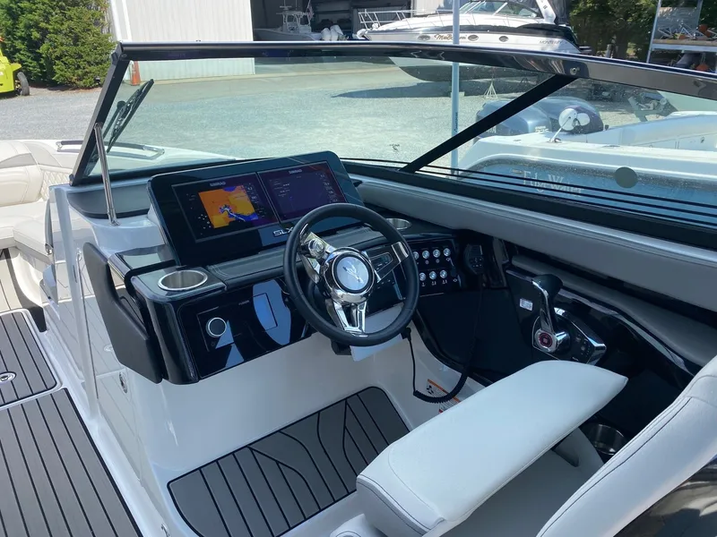 Slide: The Image of Sea Ray SLX 260 Outboard 2023 - 6