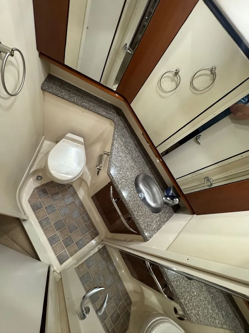 Slide: The Image of Sea Ray 550 Sedan Bridge 2005 - 21