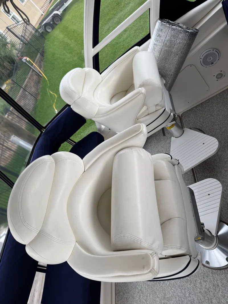 Slide: The Image of Sea Ray 550 Sedan Bridge 2005 - 28