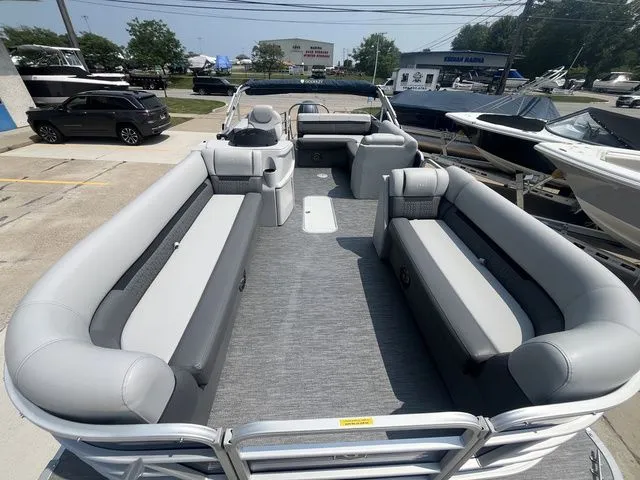 Slide: The Image of Godfrey SW 2286 SFL TT 2024 - 8