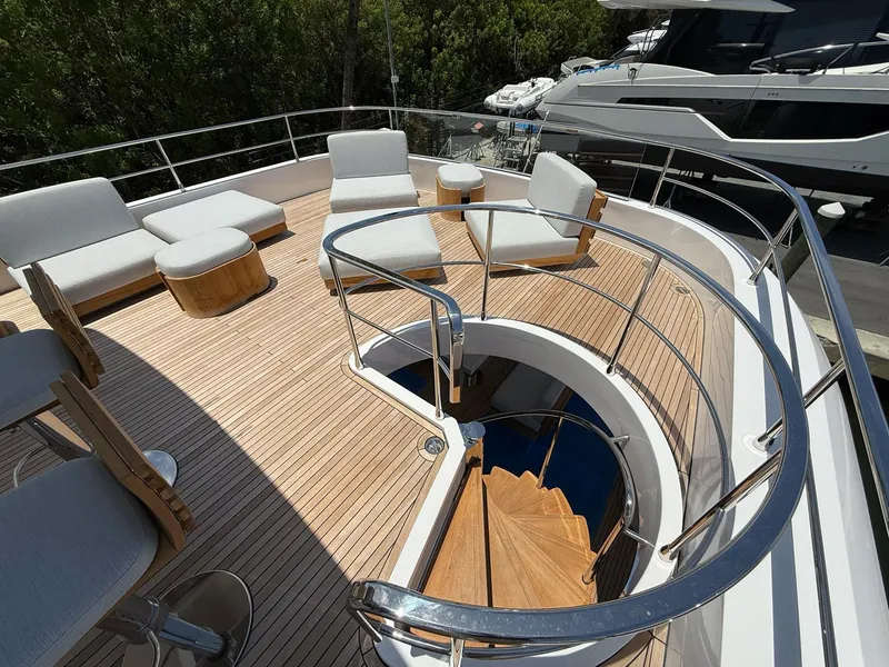 Slide: The Image of Azimut Magellano 25M 2026 - 75