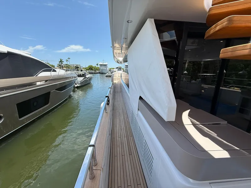 Slide: The Image of Azimut Magellano 25M 2026 - 82