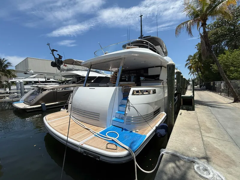 Slide: The Image of Azimut Magellano 25M 2026 - 92