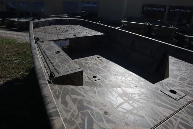 Slide: The Image of Lowe Roughneck 1660 Deluxe Tiller Jet 2026 - 4