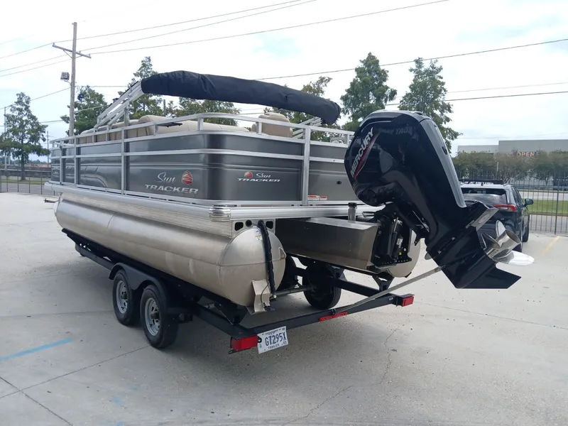 Slide: The Image of Sun Tracker Fishin' Barge 20 DLX 2024 - 11
