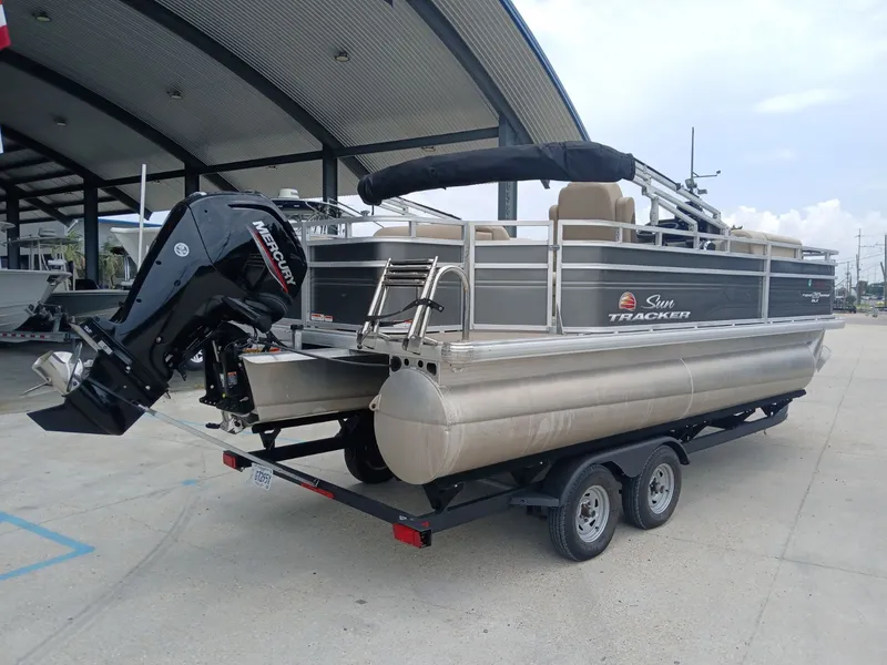 Slide: The Image of Sun Tracker Fishin' Barge 20 DLX 2024 - 12
