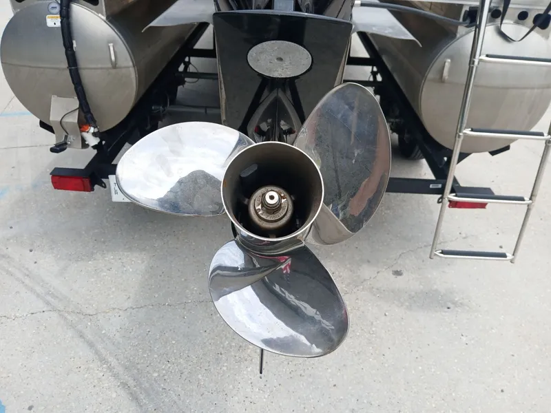 Slide: The Image of Sun Tracker Fishin' Barge 20 DLX 2024 - 16