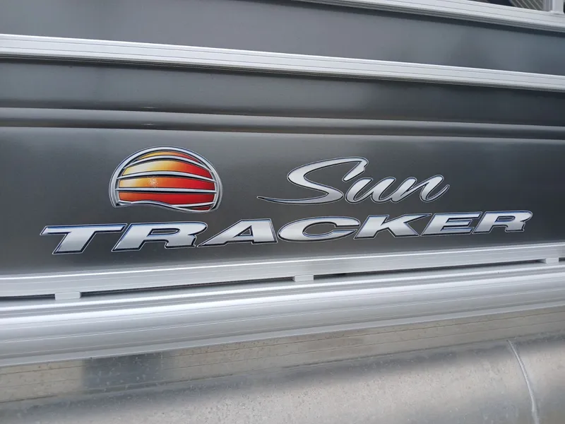 Slide: The Image of Sun Tracker Fishin' Barge 20 DLX 2024 - 4