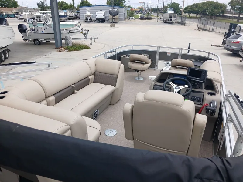 Slide: The Image of Sun Tracker Fishin' Barge 20 DLX 2024 - 5