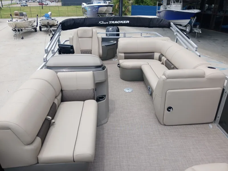 Slide: The Image of Sun Tracker Fishin' Barge 20 DLX 2024 - 6