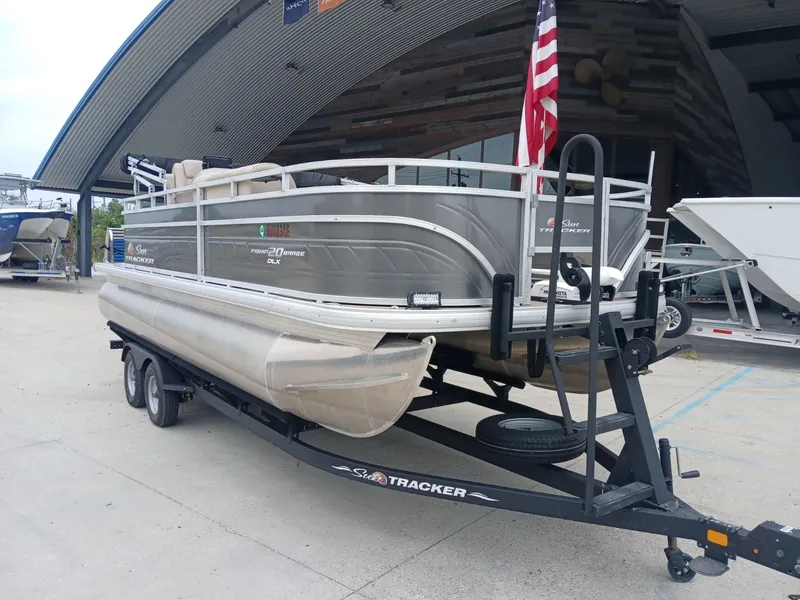 Slide: The Image of Sun Tracker Fishin' Barge 20 DLX 2024 - 9