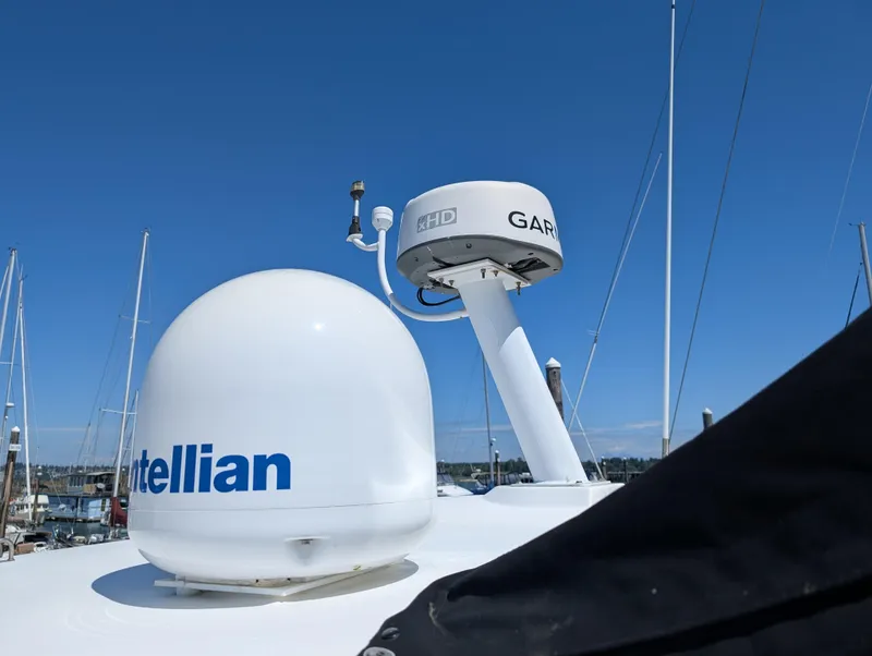 Slide: The Image of Satellite and radar equipment on a 2006 Meridian 368 yacht under clear blue sky. - 26
