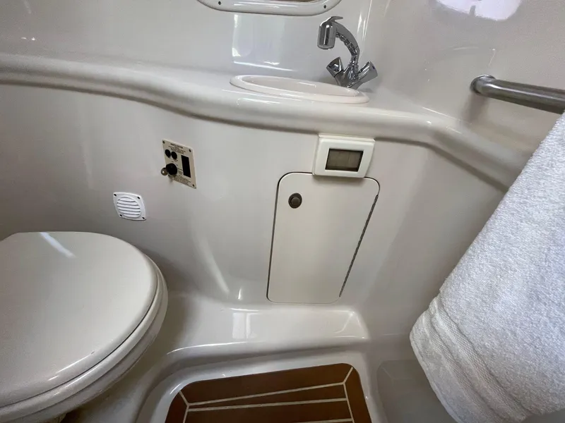 Slide: The Image of Sea Ray 290 - Head - 8