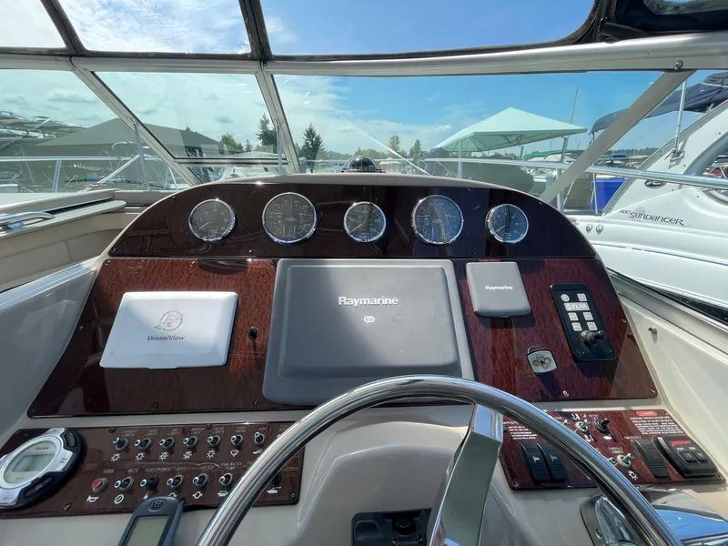 Slide: The Image of Sea Ray 290 - Helm - 9