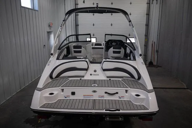 Slide: The Image of Yamaha 195S 2025 - 10