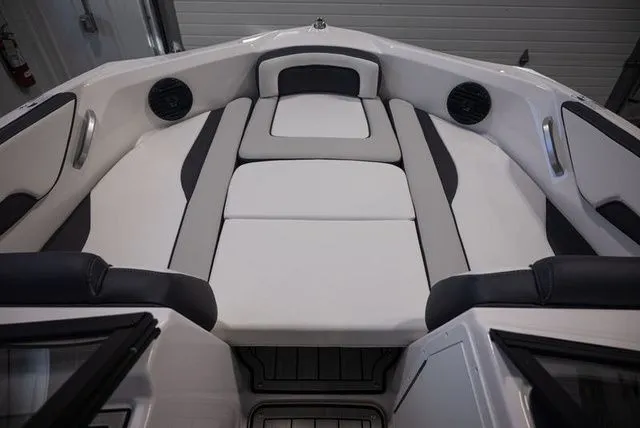 Slide: The Image of Yamaha 195S 2025 - 11