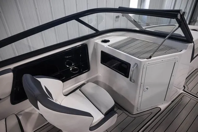 Slide: The Image of Yamaha 195S 2025 - 13