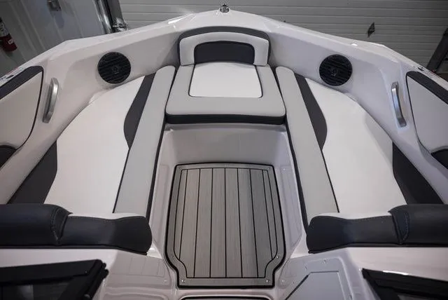 Slide: The Image of Yamaha 195S 2025 - 14