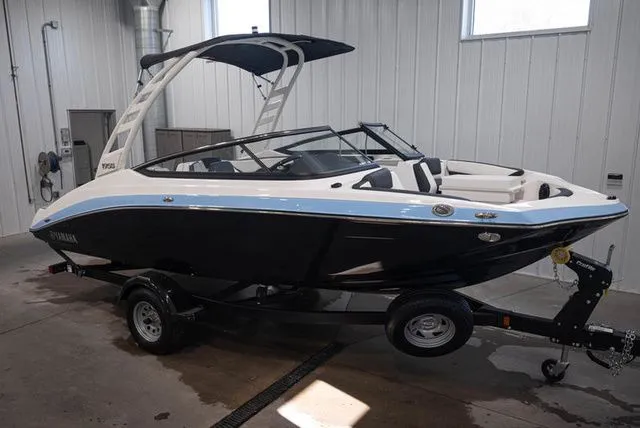 Slide: The Image of Yamaha 195S 2025 - 16