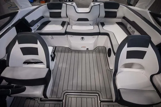 Slide: The Image of Yamaha 195S 2025 - 3