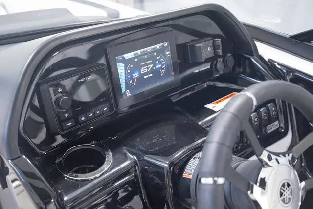 Slide: The Image of Yamaha 195S 2025 - 4