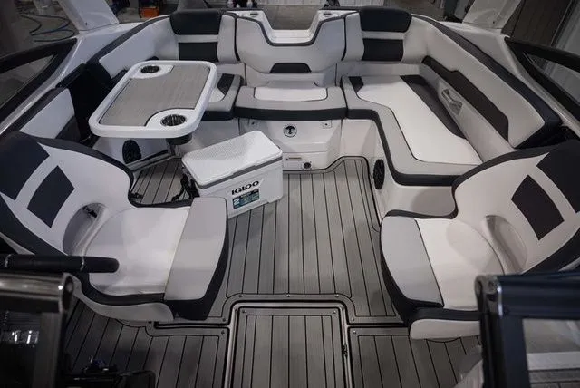 Slide: The Image of Yamaha 195S 2025 - 5