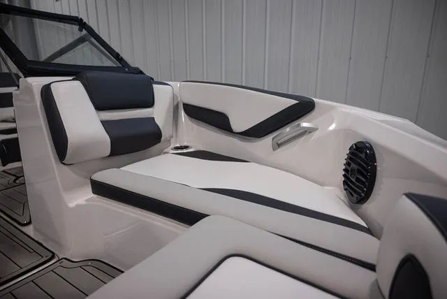 Slide: The Image of Yamaha 195S 2025 - 6