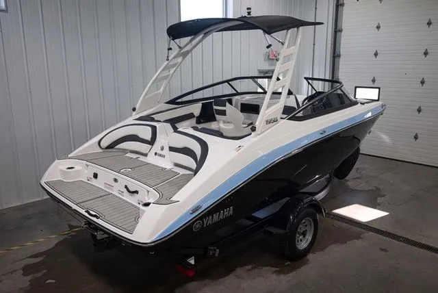 Slide: The Image of Yamaha 195S 2025 - 7