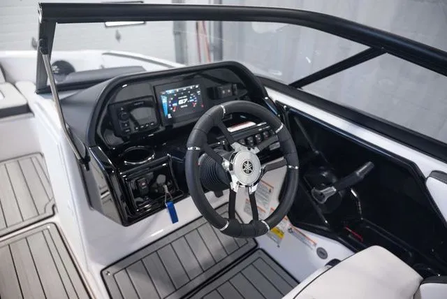 Slide: The Image of Yamaha 195S 2025 - 8