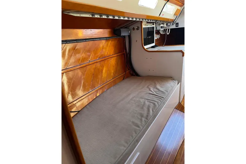 Slide: The Image of Settee Across From Dinette - 11