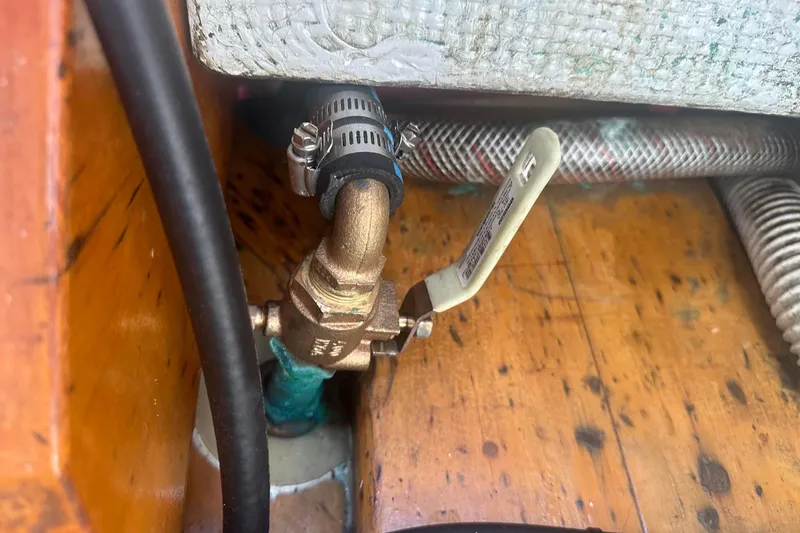 Slide: The Image of All New Bronze Thru Hulls W/Valves Through Out - 25