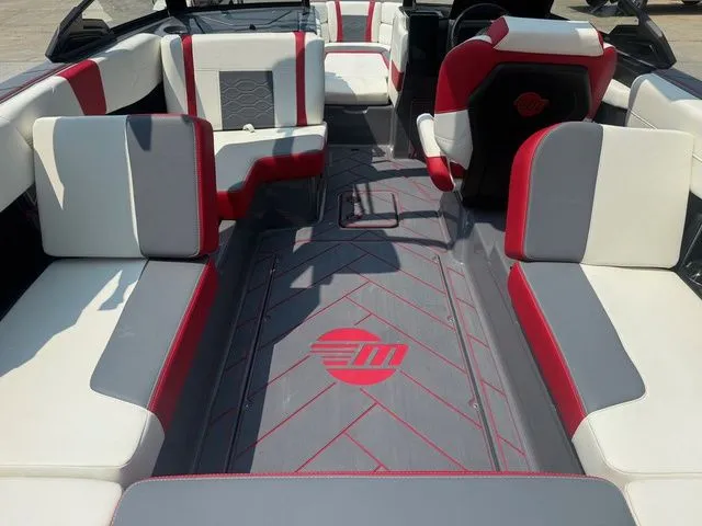 Slide: The Image of Malibu Wakesetter 23 LSV 2025 - 12