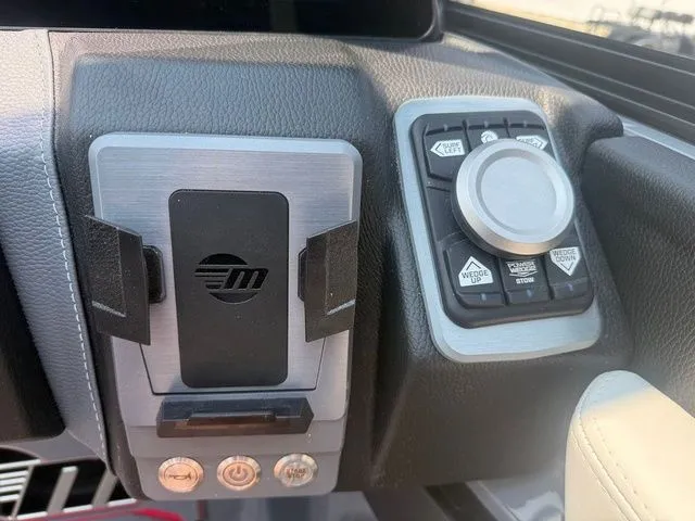 Slide: The Image of Malibu Wakesetter 23 LSV 2025 - 6