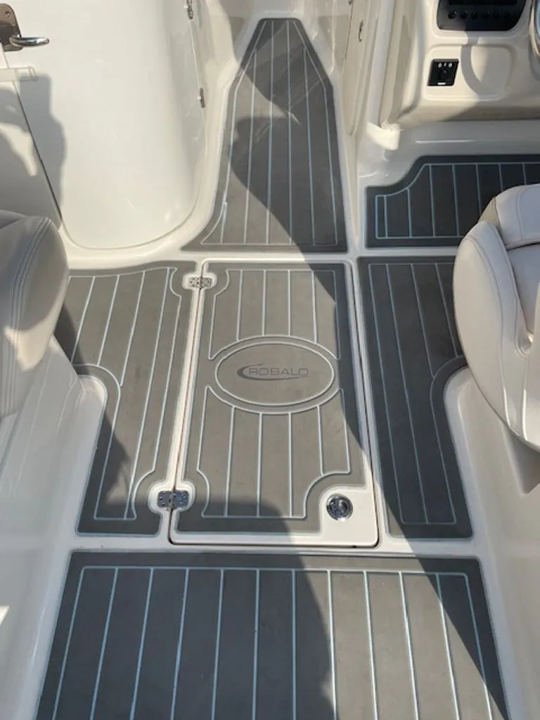 Slide: The Image of Robalo R227 Dual Console 2017 - 14