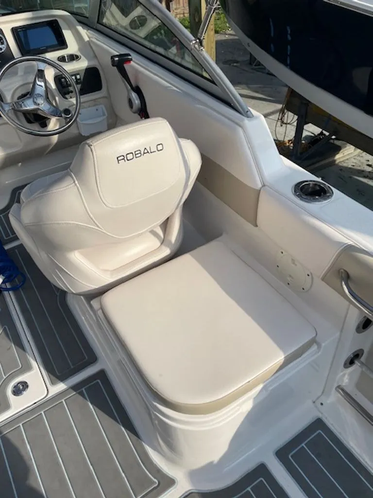 Slide: The Image of Robalo R227 Dual Console 2017 - 15
