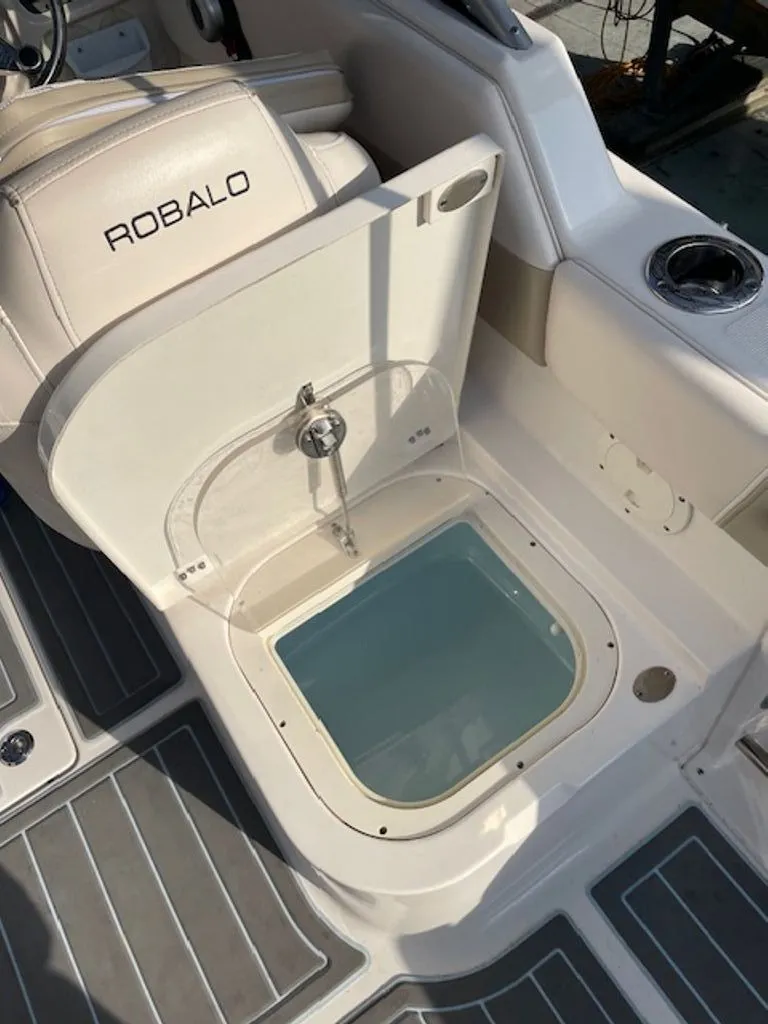 Slide: The Image of Robalo R227 Dual Console 2017 - 16
