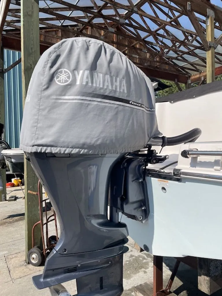 Slide: The Image of Robalo R227 Dual Console 2017 - 28