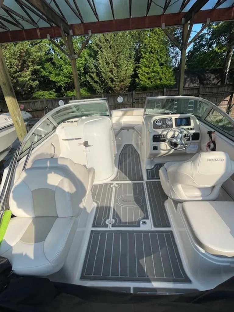 Slide: The Image of Robalo R227 Dual Console 2017 - 4