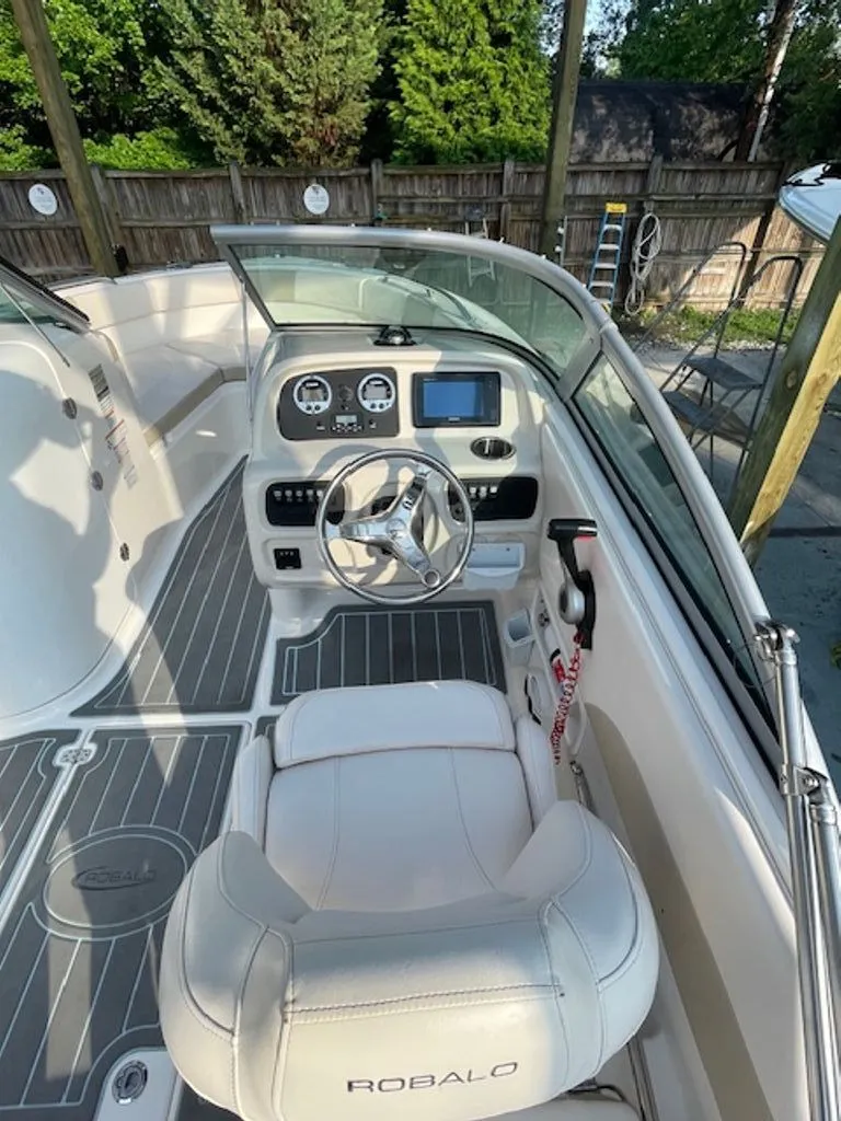 Slide: The Image of Robalo R227 Dual Console 2017 - 5