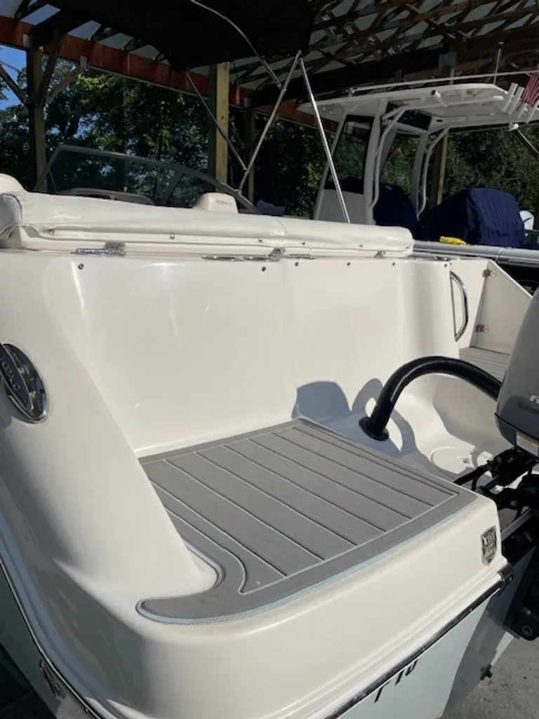 Slide: The Image of Robalo R227 Dual Console 2017 - 7