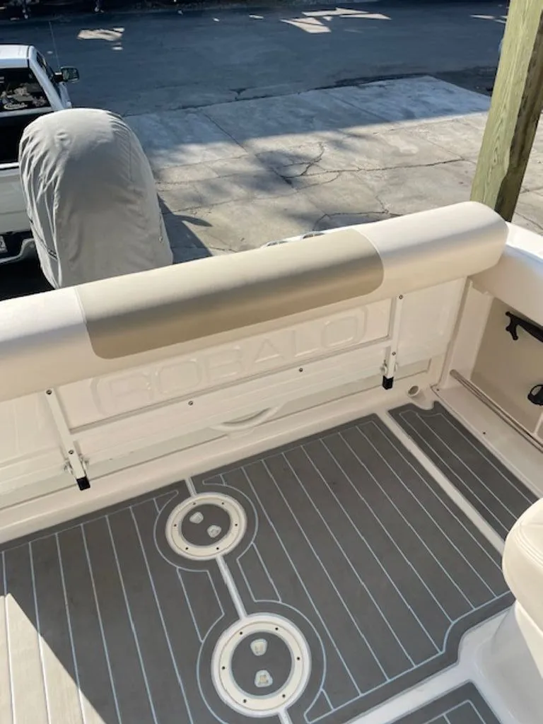 Slide: The Image of Robalo R227 Dual Console 2017 - 9