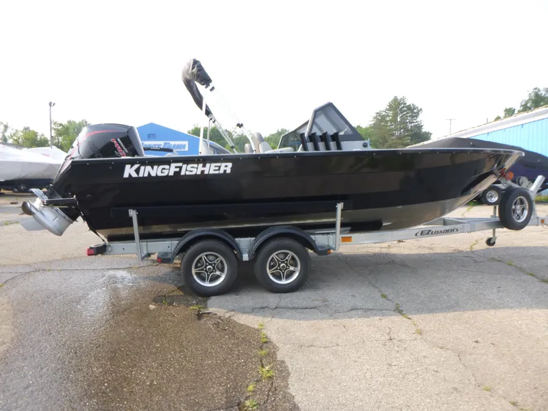 Slide: The Image of 2025 KingFisher 2125 Arrow Sport boat on trailer, side view. - 4