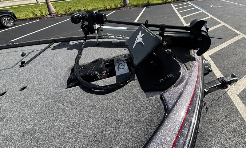 Slide: The Image of 2025 Falcon Boats 21 Predator capacity label: 5 persons, 725 lbs, 250 HP motor. - 31